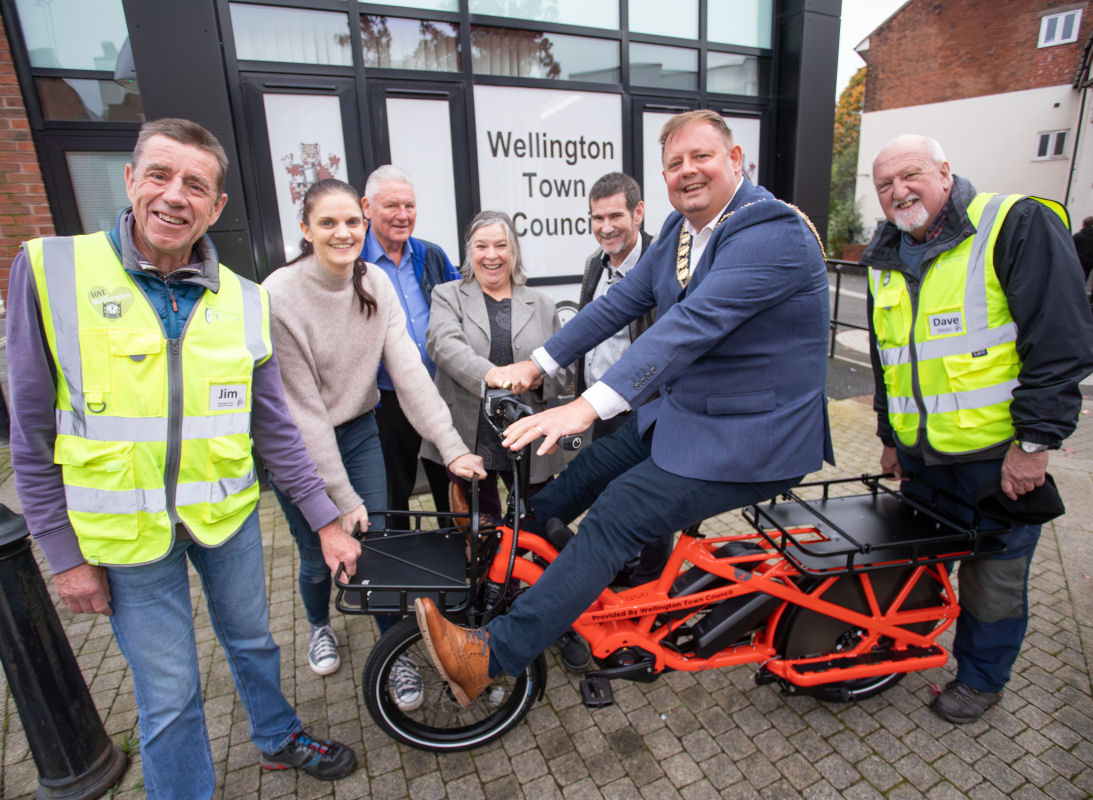 Jim Percival, volunteer with Wellington e-bike delivery service, Keli King of The Little Green Pantry, Cllr Jim McGinn, Cllr Julie Pearce, Cllr Graham Cook, Mayor Cllr Paul Davis, all of Wellington Town Council, and David Staniforth of the bike delivery service